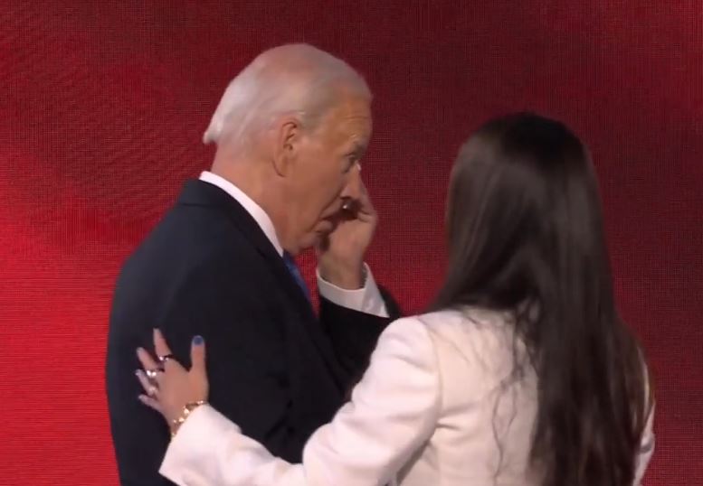 momenti romantik i kamala harris dhe perlotja e joe biden