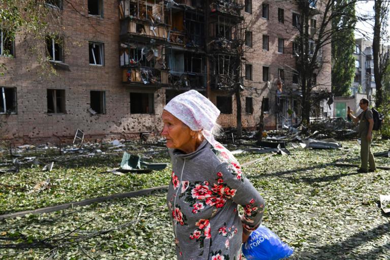 35319522 Eine Aeltere Frau Geht An Einem Zerschossenen Wohnhaus In Kursk Vorbei Px73