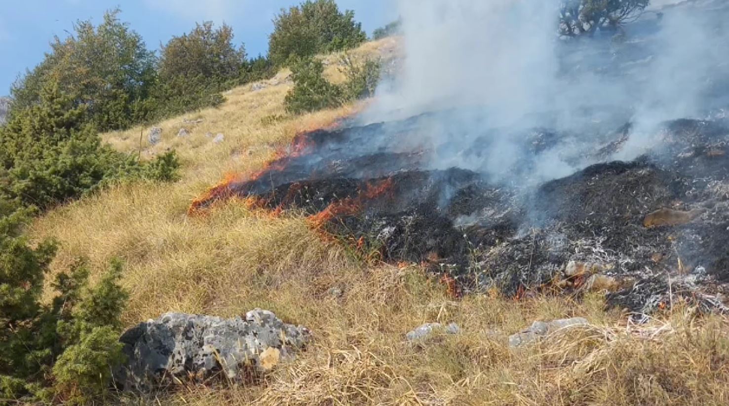 operacion i madh per shuarjen e zjarreve ne malin e thate prefekti i korces publikon videon nga helikopteri