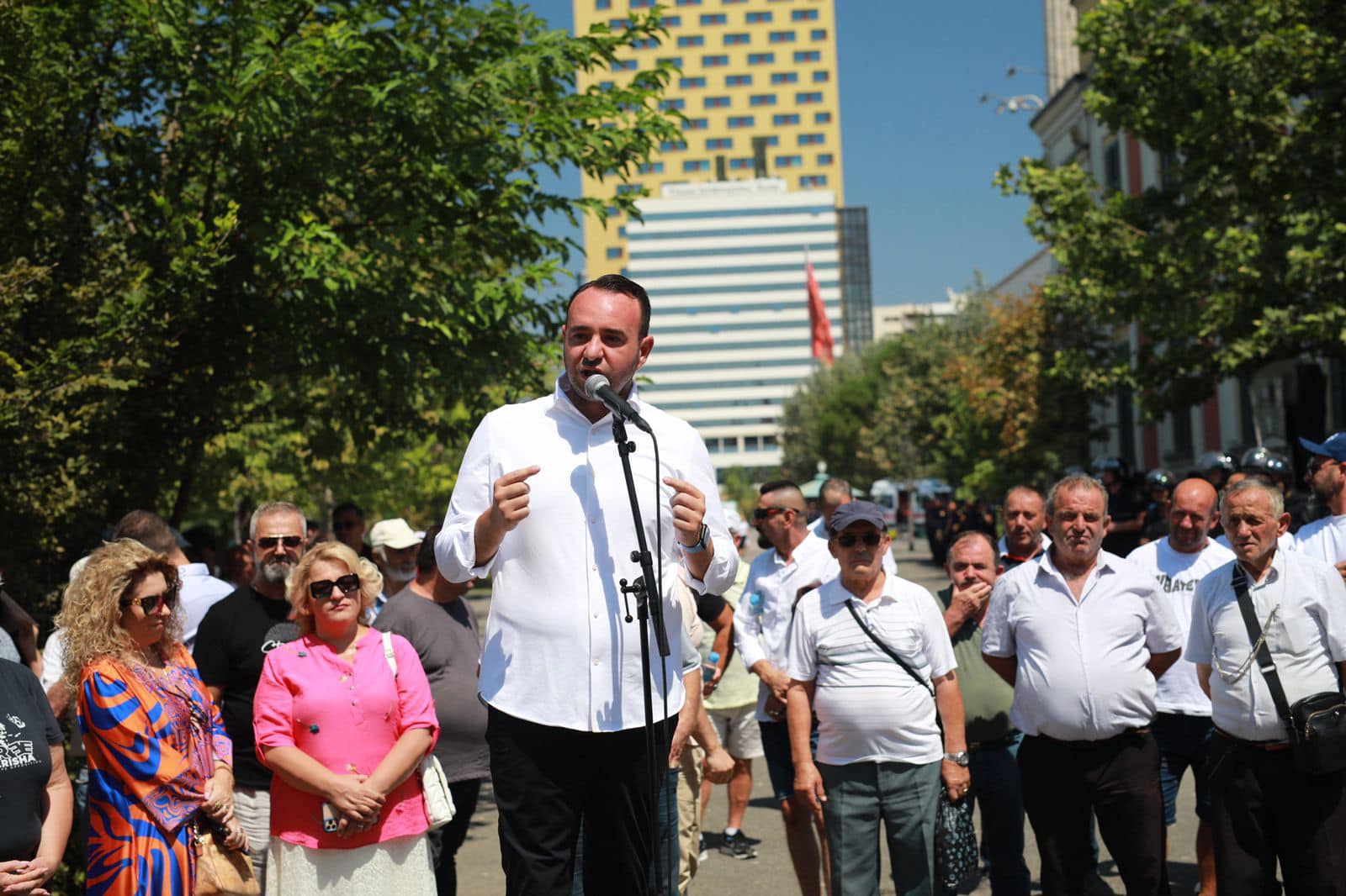 opozita proteste te bashkia e tiranes balliu ky vend nuk ka asnje rruge tjeter pervec ndryshimit