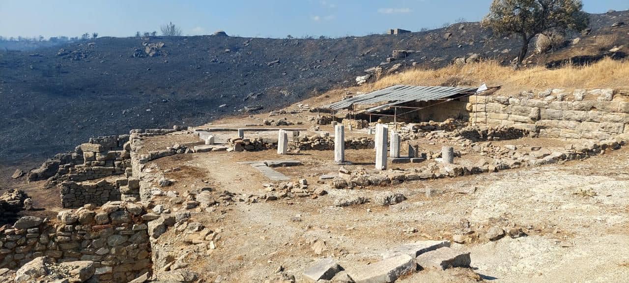 pamjet monumentet e parkut kombetar arkeologjik te finiqit te paprekura nga zjarri meki u dogj bimesia perreth