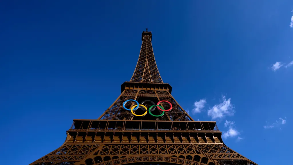 panik ne paris para mbylljes se lojerave olimpike nje burre kapet duke ngjitur kullen eiffel