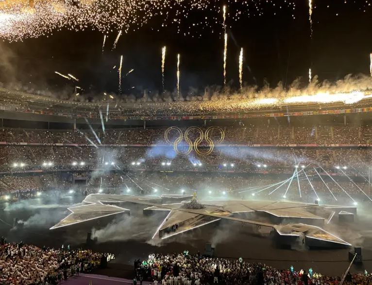 parisi u thote lamtumire lojerave olimpike ceremoni spektakolare mbyllese ne stadiumin stade de france