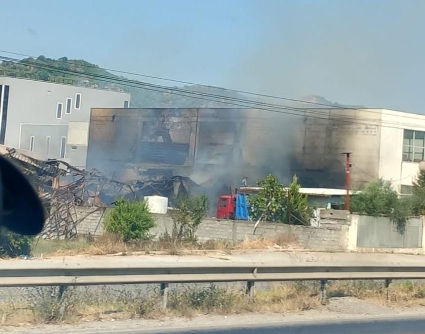 perfshihet nga flaket godina ne autostraden tirane durres