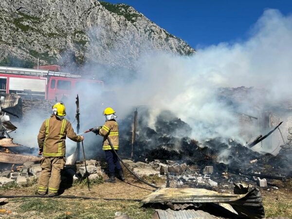 perfshihet nga flaket nje kasolle ne drenove zjarrfikesit ne vendngjarje raportohet se prane saj ka disa banesa