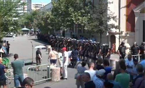 protesta e 19 para bashkise tirane veliaj ne zyre policia gardh para godines