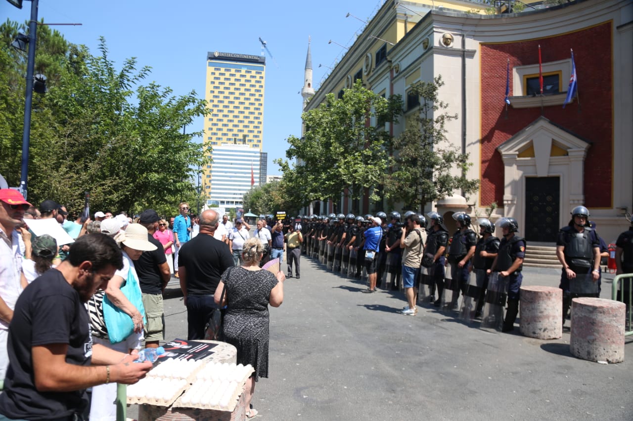 protesta e 20 ne radhe nis tubimi i opozites para bashkise se tiranes