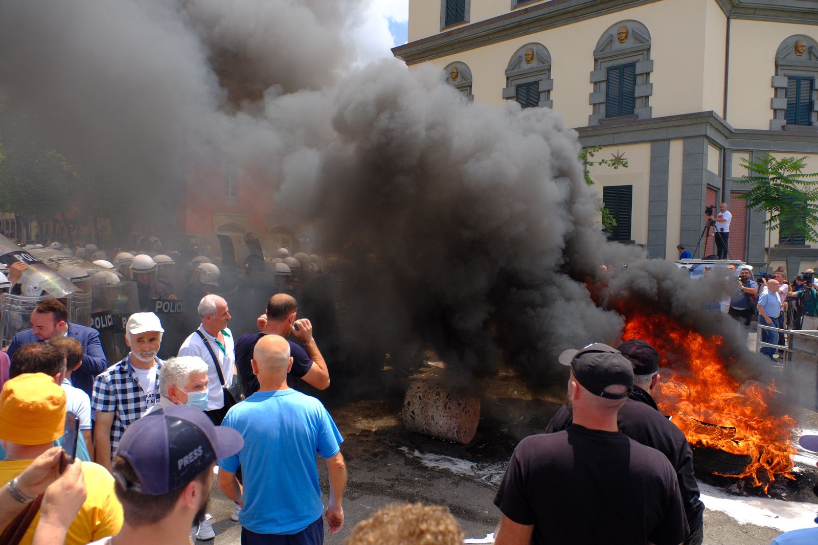 protesta e opozites para bashkise policia njofton bllokimin e disa segmenteve rrugore ja apeli per qytetaret