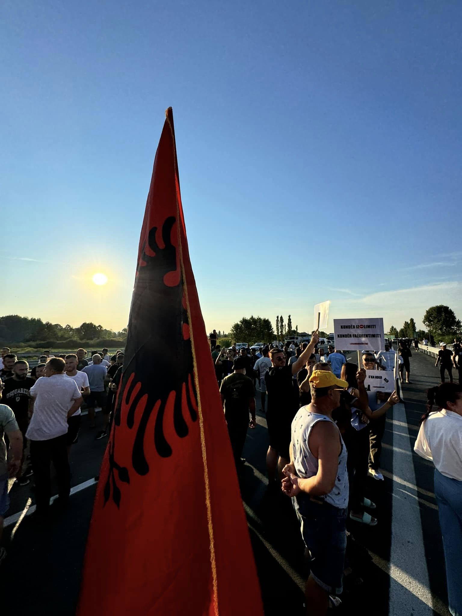 protesta ne aksin kashar thumane balliu qytetaret kunder korrupsionit te makuteri ballukut