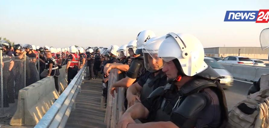 protesta ne aksin thumane kashar policia largon protestuesit dhe zhbllokon qarkullimin