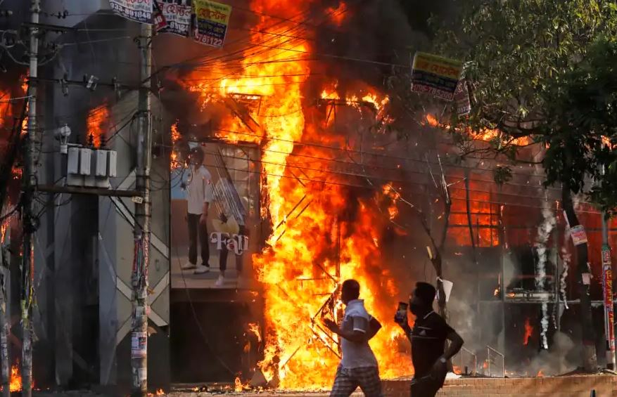 protestat antiqeveritare ne bangladesh qytetaret perplasje te ashpra me policine humbin jeten te pakten 50 njerez