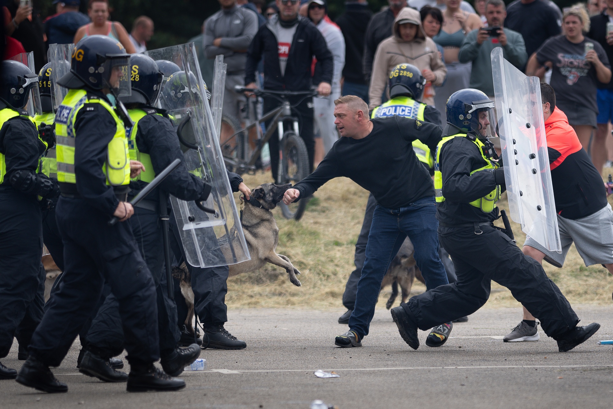 protestat e dhunshme ne mbreterine e bashkuar sekretari i mbrojtjes refuzon te mobilizoje ushtrine