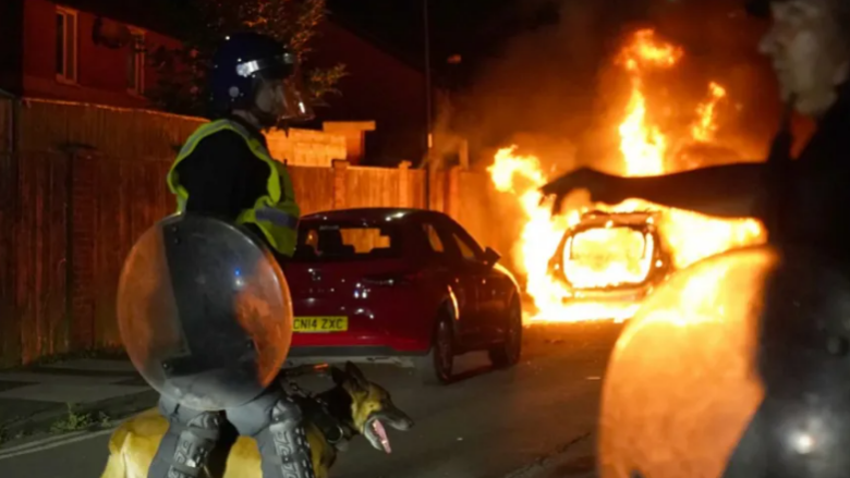 protestat ne londer pas sulmit me thike ne nje shkolle arrestohen mbi 100 persona