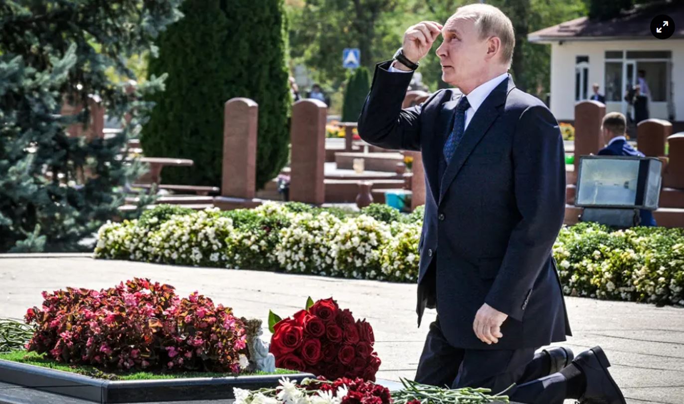 Putin ulet në gjunjë dhe bën kryqin përpara monumentit të tragjedisë ku u vranë 334 njerëz