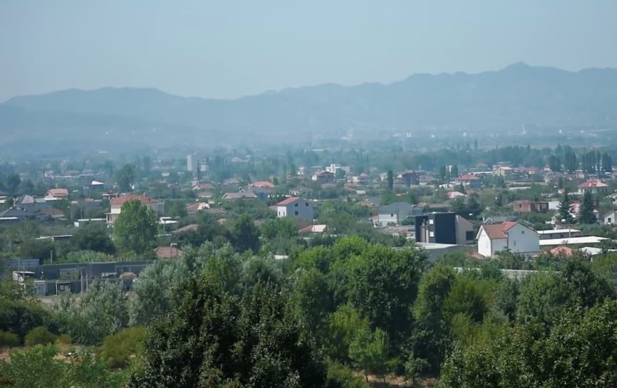 rruge te zbrazura dhe shtepi te rrethuara me mure te larta voa si u kthye nikla ne nje zone te nxehte te krimit ne shqiperi