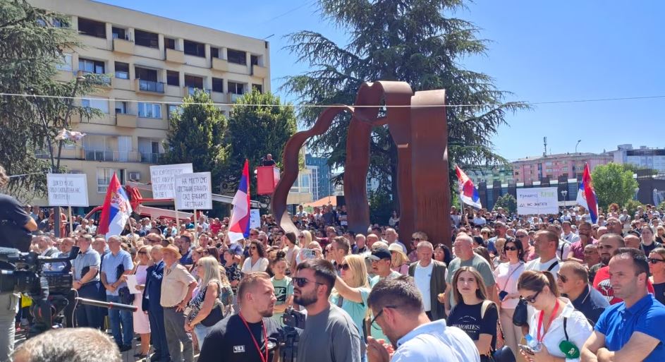 Serbët protestojnë në Mitrovicë të Veriut kundër hapjes së urës mbi Ibër