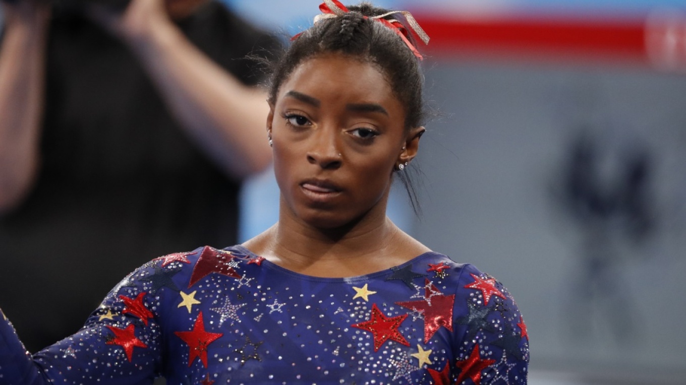 simone biles e merzitur qe i thane te paguante 26 mije dollare per shampanje si mund te me tallnin keshtu