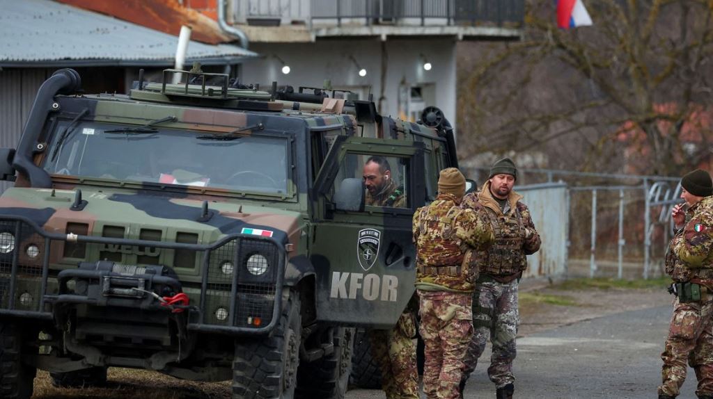 Trupat e KFOR-it patrulluan gjatë protestës në veri