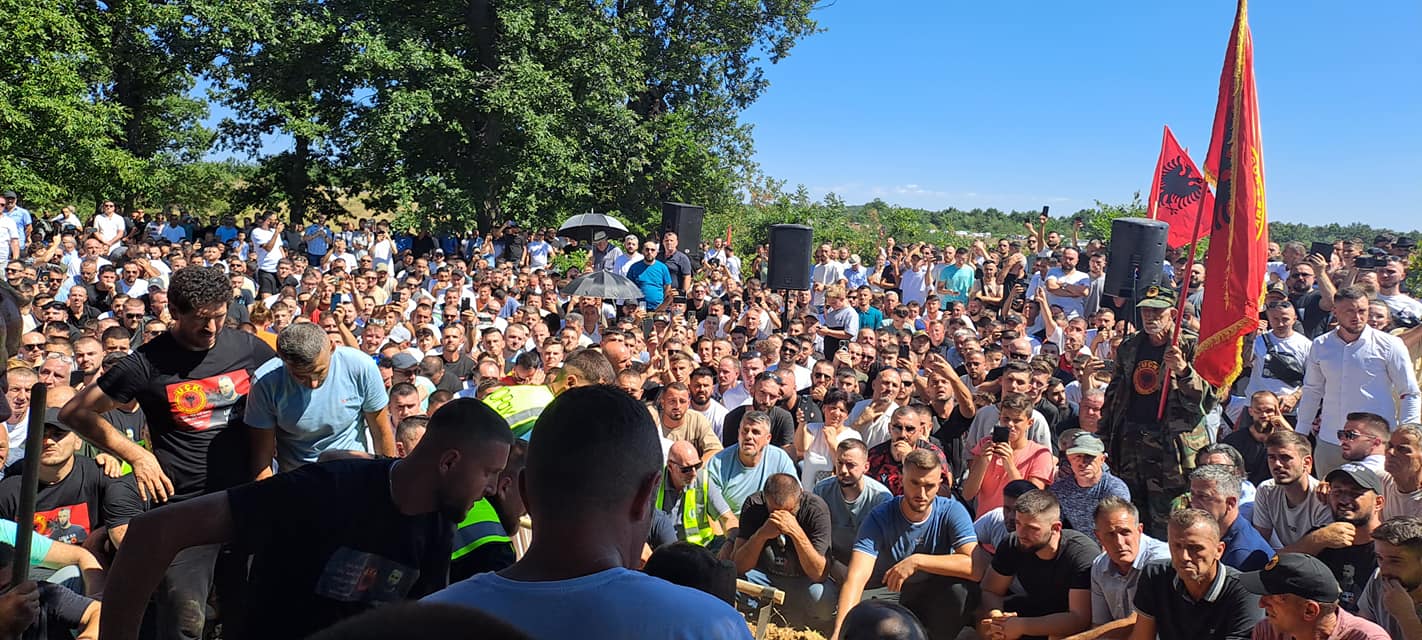 u vra nga policia serbe faton hajrizi varroset ne kosove pjesemarres te shumte ne ceremonine mortore