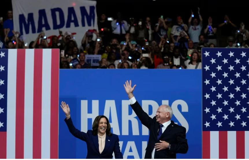 u zgjodh kandidat per nenpresident kamala harris dhe tim walz shfaqen ne fushate per here te pare se bashku