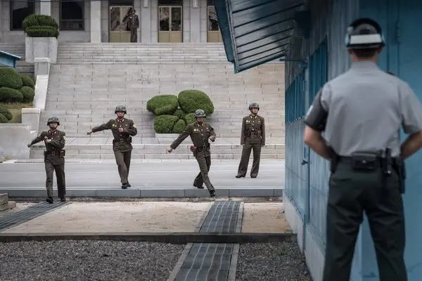 ushtari koreano verior arratiset nga regjimi i phenianit kalon kufirin dhe dezerton drejt jugut