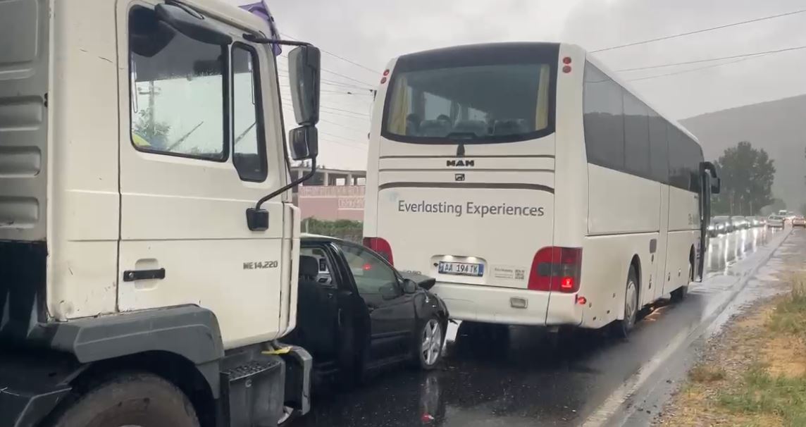 video aksident ne aksin shkoder lezhe makina godet autobusin dhe perplaset nga nje kamion