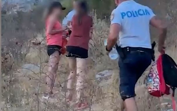 video humben rrugen ne zonen malore shpetohen dy turistet ceke ne himare