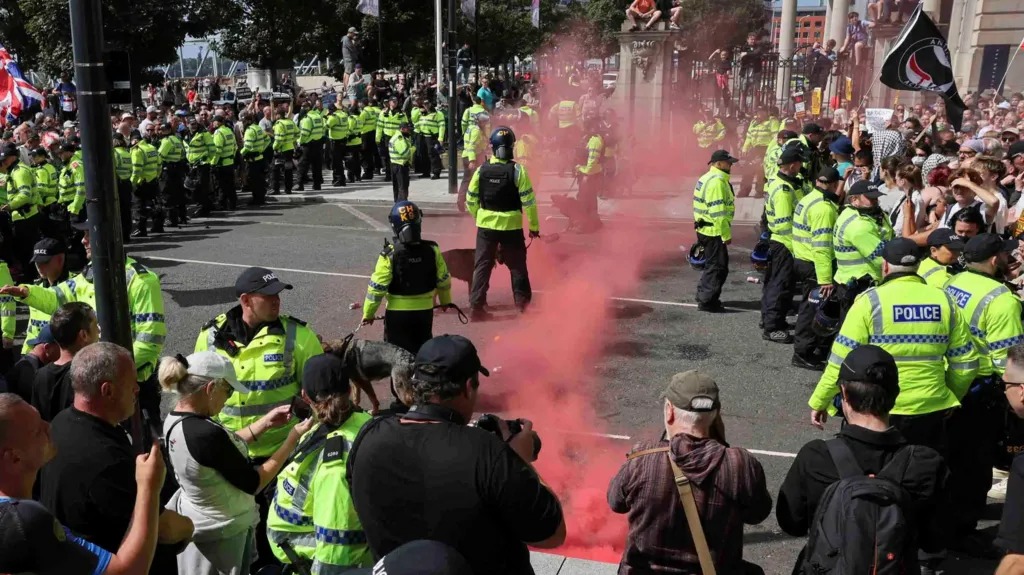 video protesta te ashpra ne britani oficere te plagosur perballje turmash e te arrestuar ne disa qytete pas vrasjes se tre vajzave nga nje adoleshent