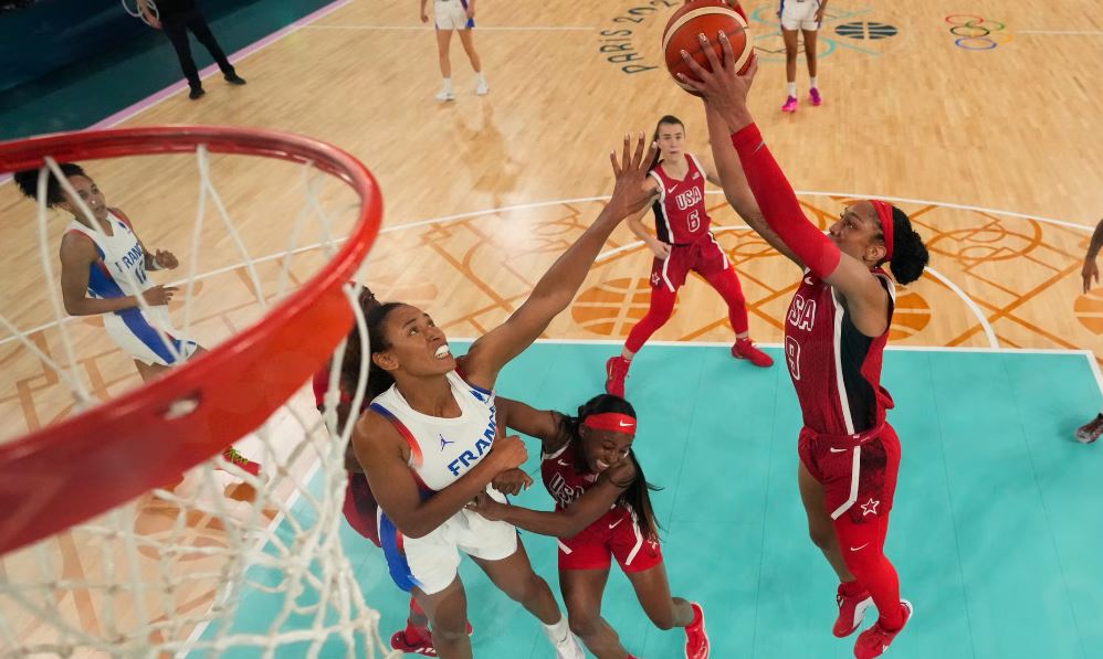 video triumfi ne sekonden e fundit i basketbollit te femrave te shba mbyll lojerat olimpike ja kush kryeson tabelen e medaljeve pas te gjitha garave