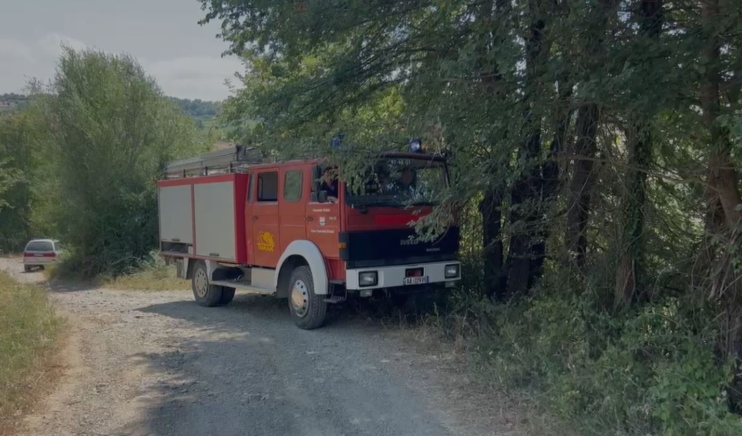 zjarr ne fshatin kurqele te bashkise klos nderhyhet ne kohe shpetohen banesat