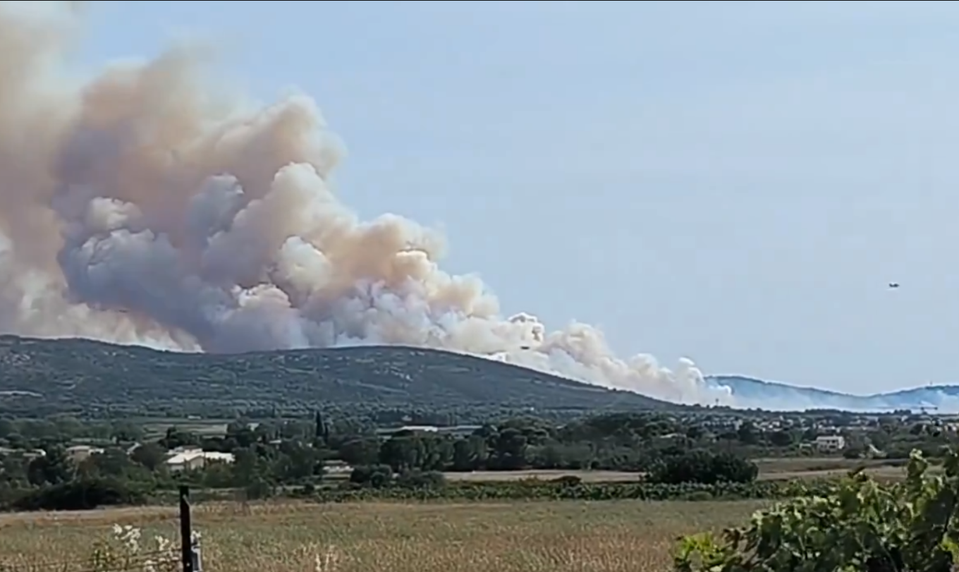 Zjarr në kampingun në jug të Francës, evakuohen 3000 pushues