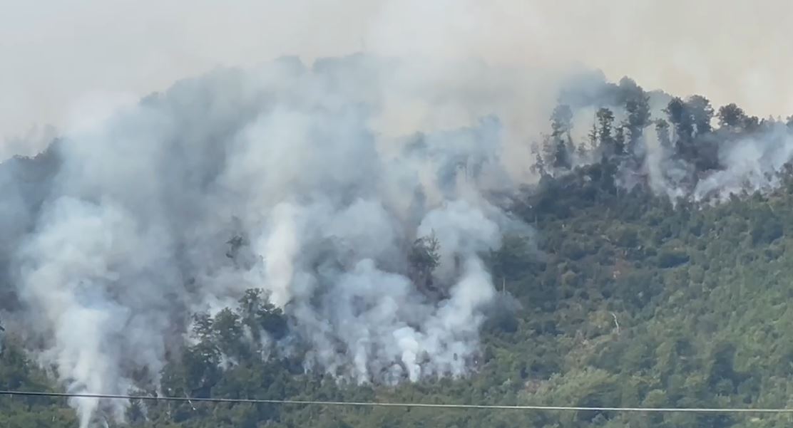 zjarri ne bulqize i afrohet banesave nderhyrje nga ajri