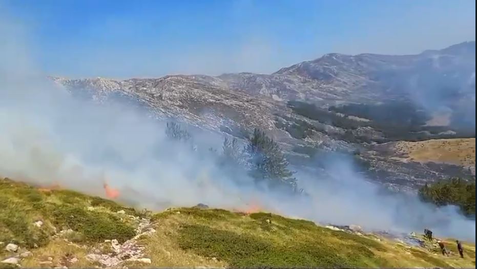 zjarri ne malin e thate ne pustec 100 forca policore e zjarrfikese ne terren pritet nderhyrja nga ajri