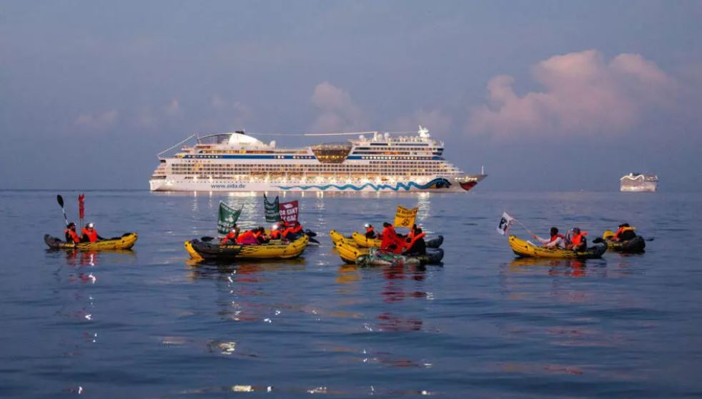 aktivistet mjedisore bllokojne portin kryesor te anijeve turistike ne france formojne zinxhire kanoesh ne uje