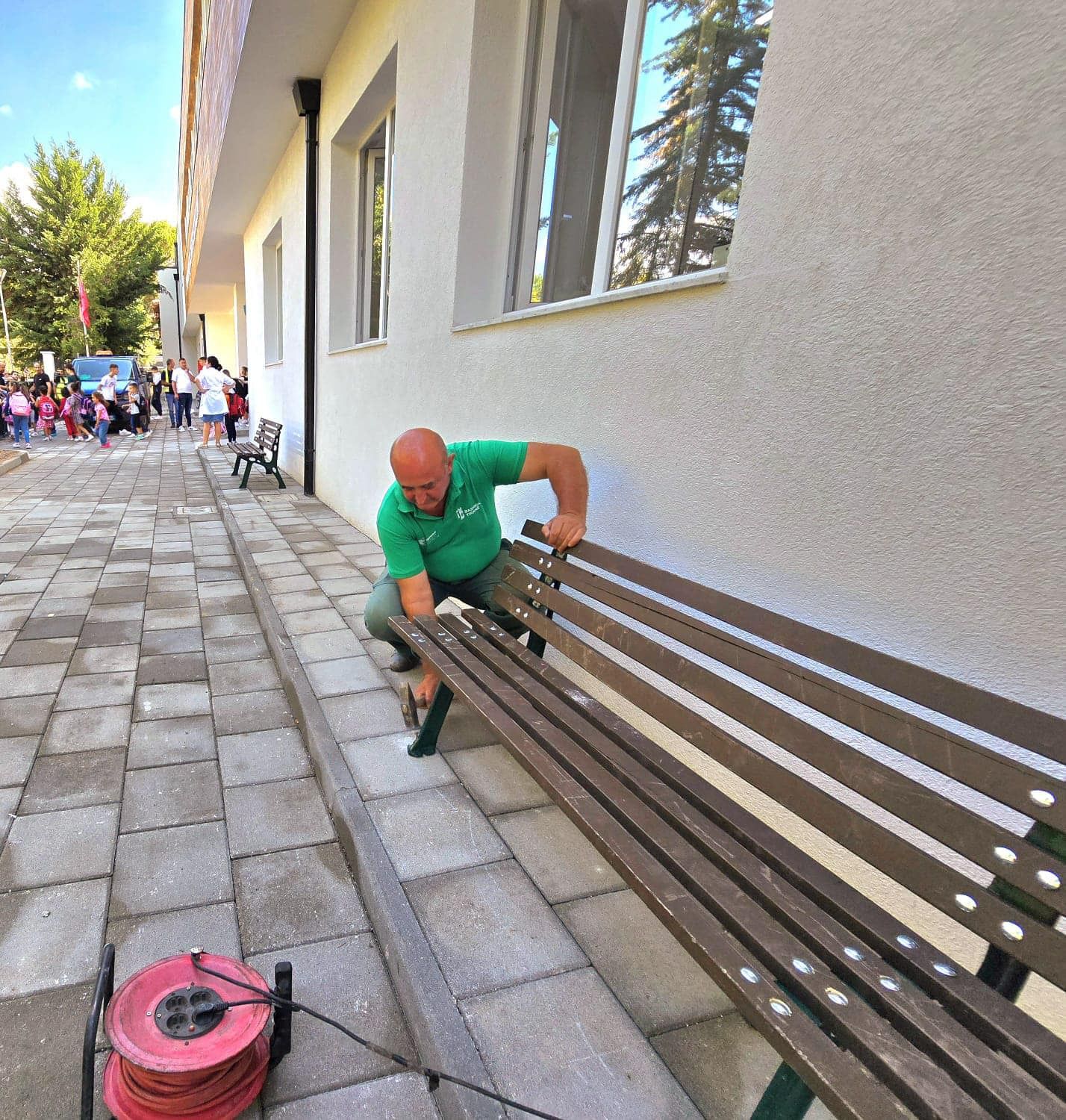 bashkia e tiranes vendos stola te rinj dhe riparon ato te demtuar ne kryeqytet