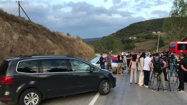 cfare po ndodh ne kufirin e kosoves me serbine bllokohet rruga ne merdar nje grupim serbesh mblidhet ne