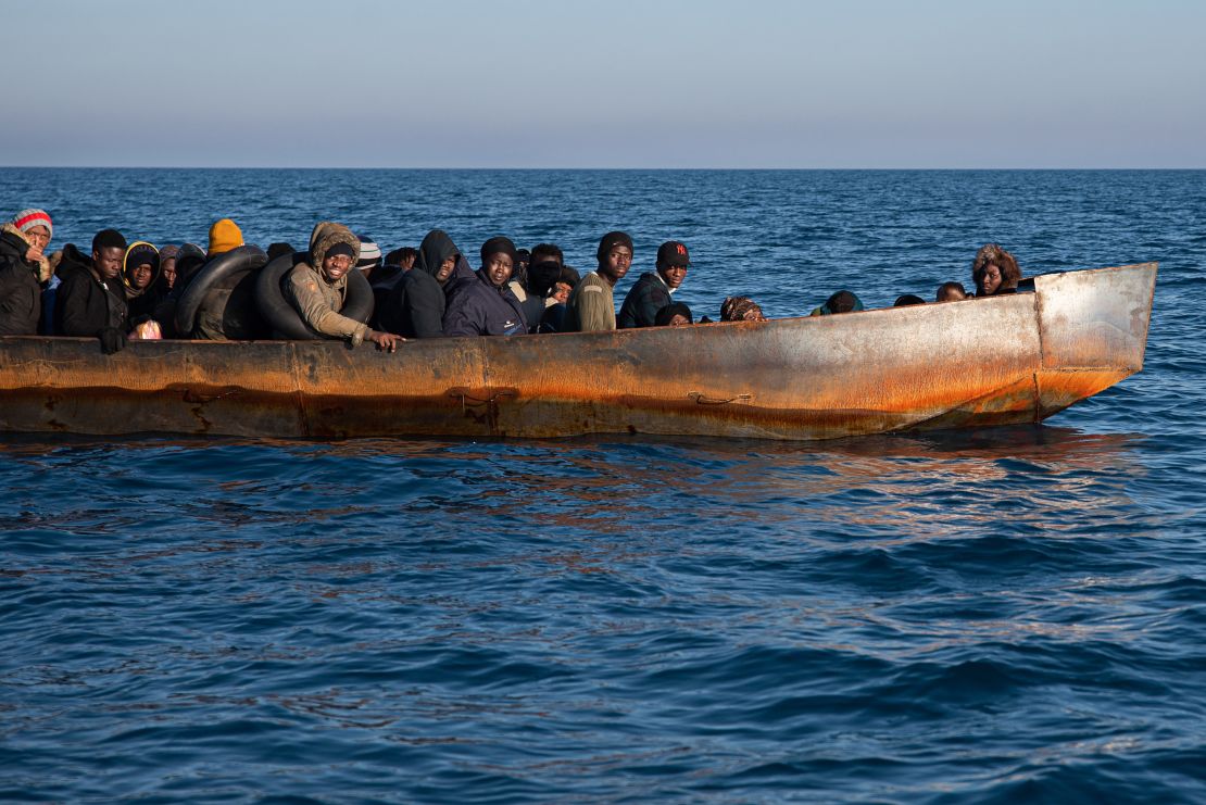 dyshohet se u mbyten pas demtimit te gomones gjenden gjashte trupa emigrantesh ne brigjet e sicilise