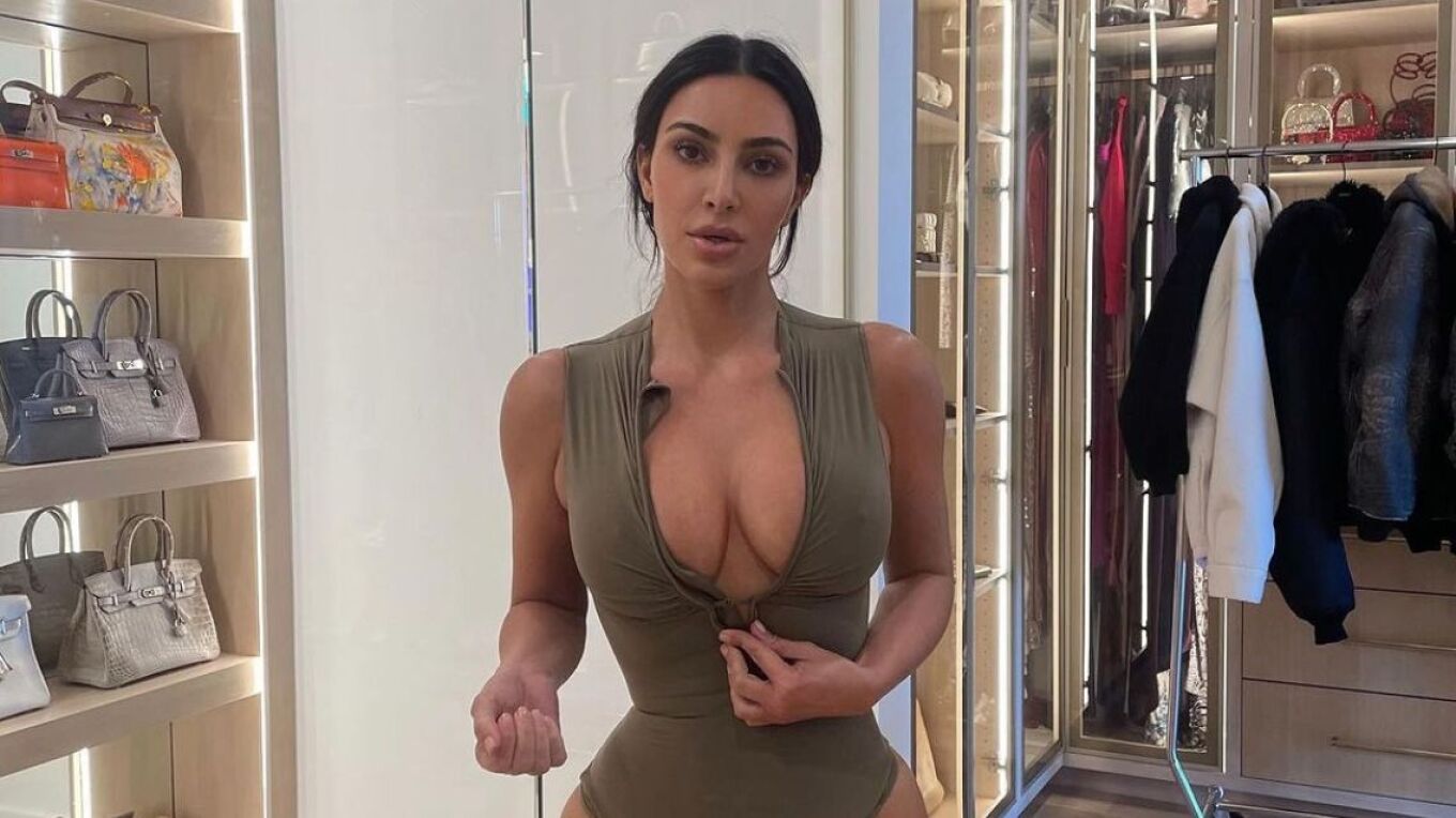 Foto/ Kim Kardashian pozon me një dekolte të thellë në Instagram