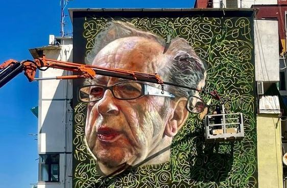 fotolajm kolosi i letrave shqipe ismail kadare perkujtohet me pikturen murale ne kryeqytet