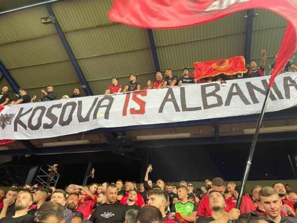 fotolajm kosova eshte shqiperi tifozet kuqezi shpalosin banderolen ne stadiumin e prages