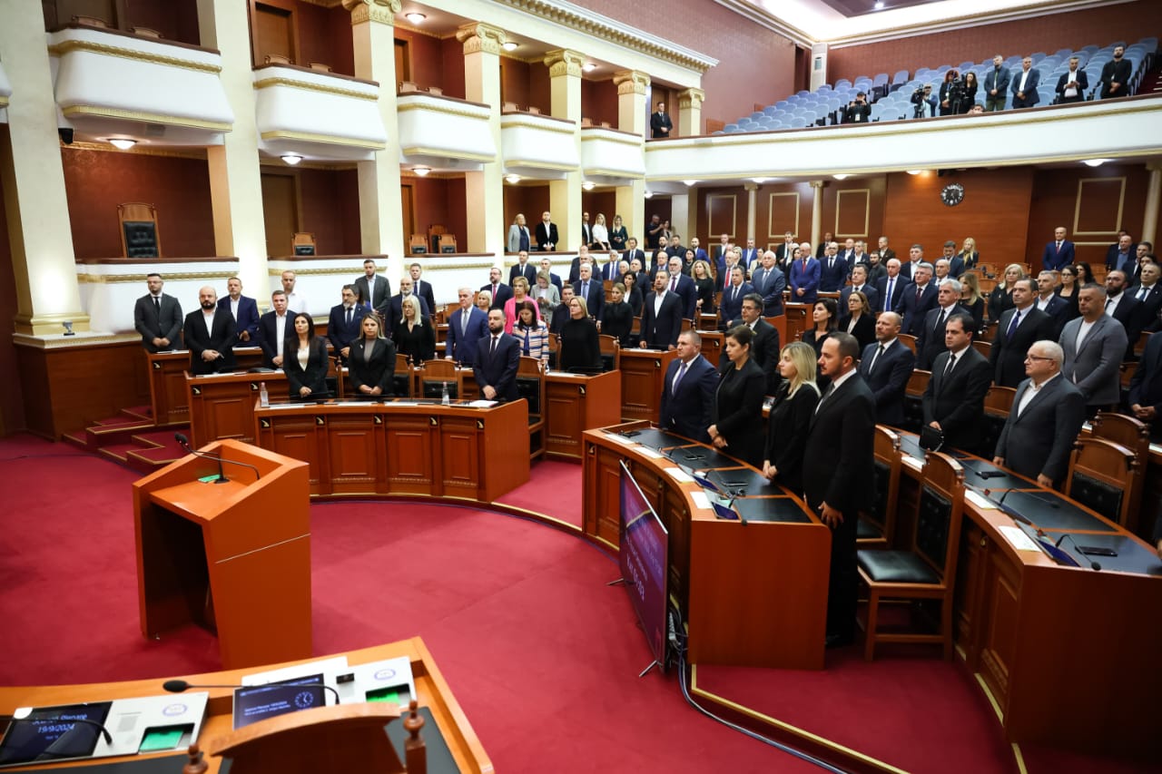 fotolajm nis seanca plenare ne kuvend mbahet nje minute heshtje per gerti bogdanin deputetet demokrate largohen nga salla pas nderimit