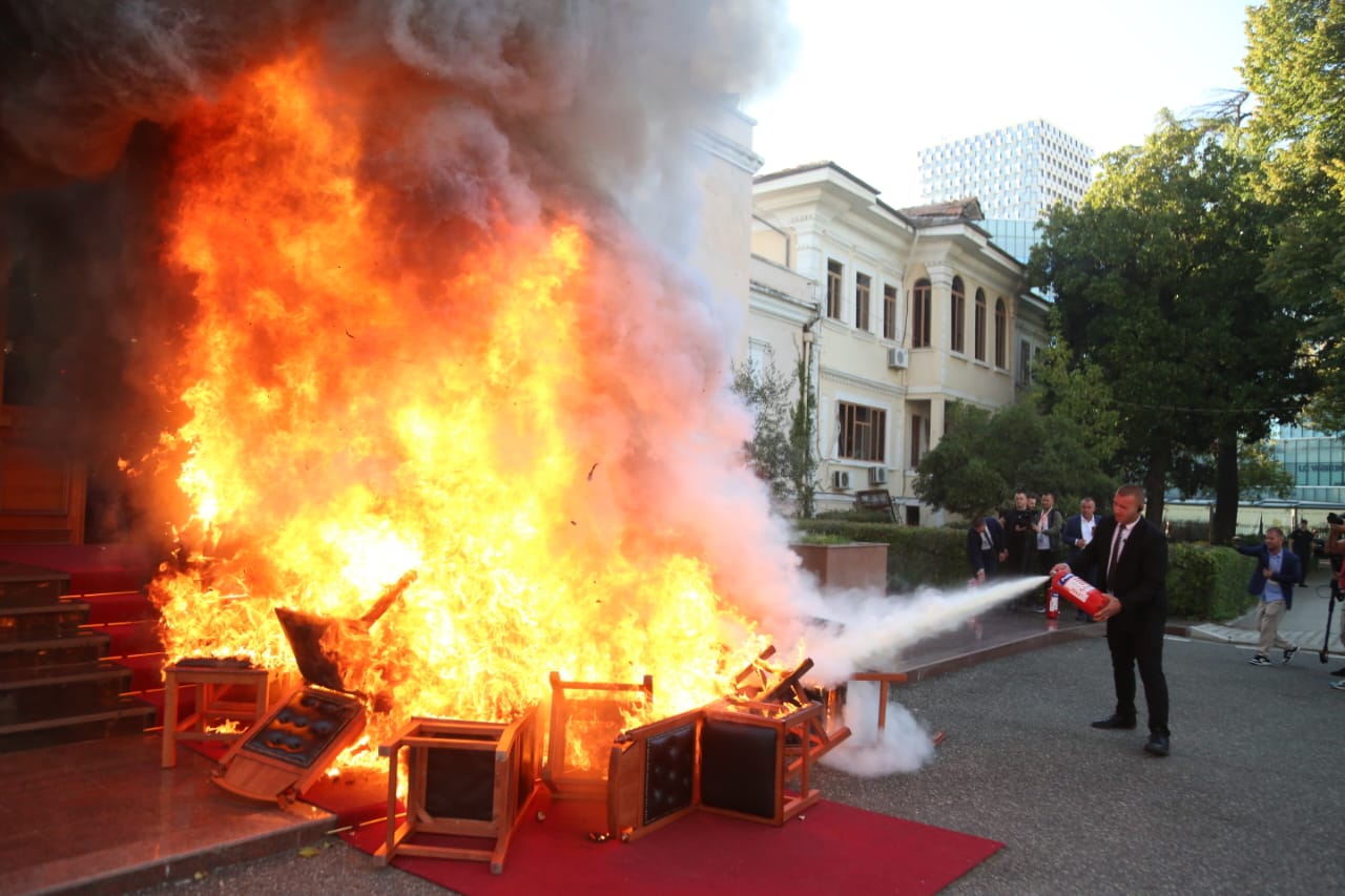 i kane hapur lufte opozites ervin salianji mbeshtet nga qelia formen e protestes ne parlament pergjigjen do ta marrin nga shqiptaret