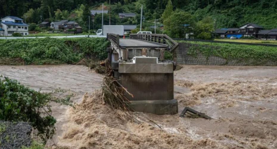 japonia ne nivelin me te larte te alarmit gjashte viktima dhe dhjetera mijera te evakuuar si pasoje e permbytjeve