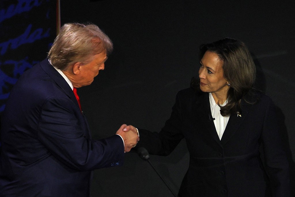 nga shtrengimi i duarve te shmangia e kontaktit me sy dhe tundja e kokes zberthehet gjuha e trupit te donald trump dhe kamala harris ne debatin presidencial