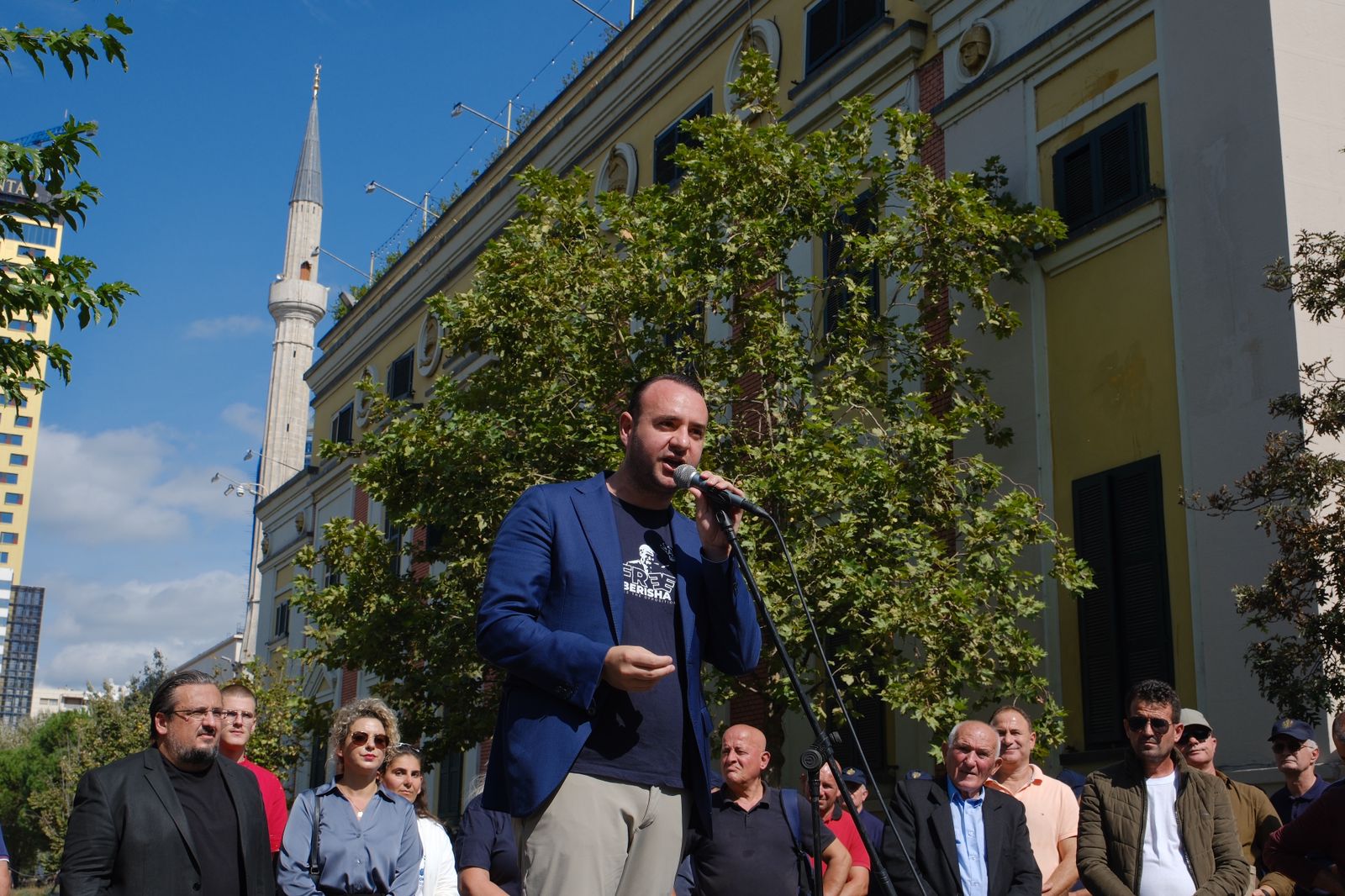 nuk hetohet balluku pavaresisht se ka 75 te buxhetit protesta e opozites para bashkise klevis balliu kjo eshte opozite qe nuk shitet e blihet denoncojme kriminelet dhe pazaret