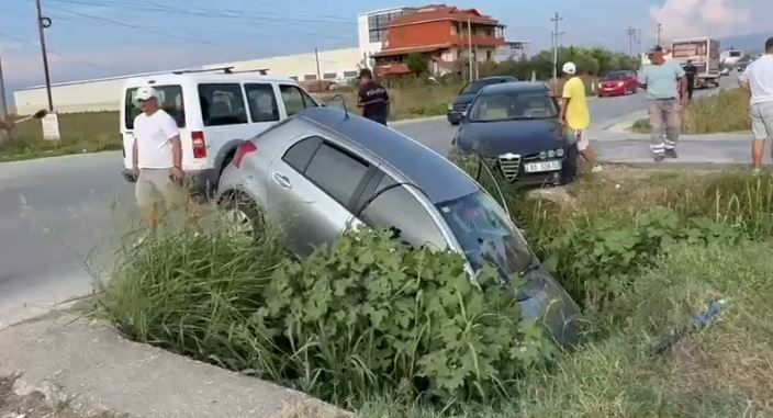 pamjet perplasen dy makina ne rrugen fier patos shikoni si ka perfunduar nje nga mjetet plagoset shoferja