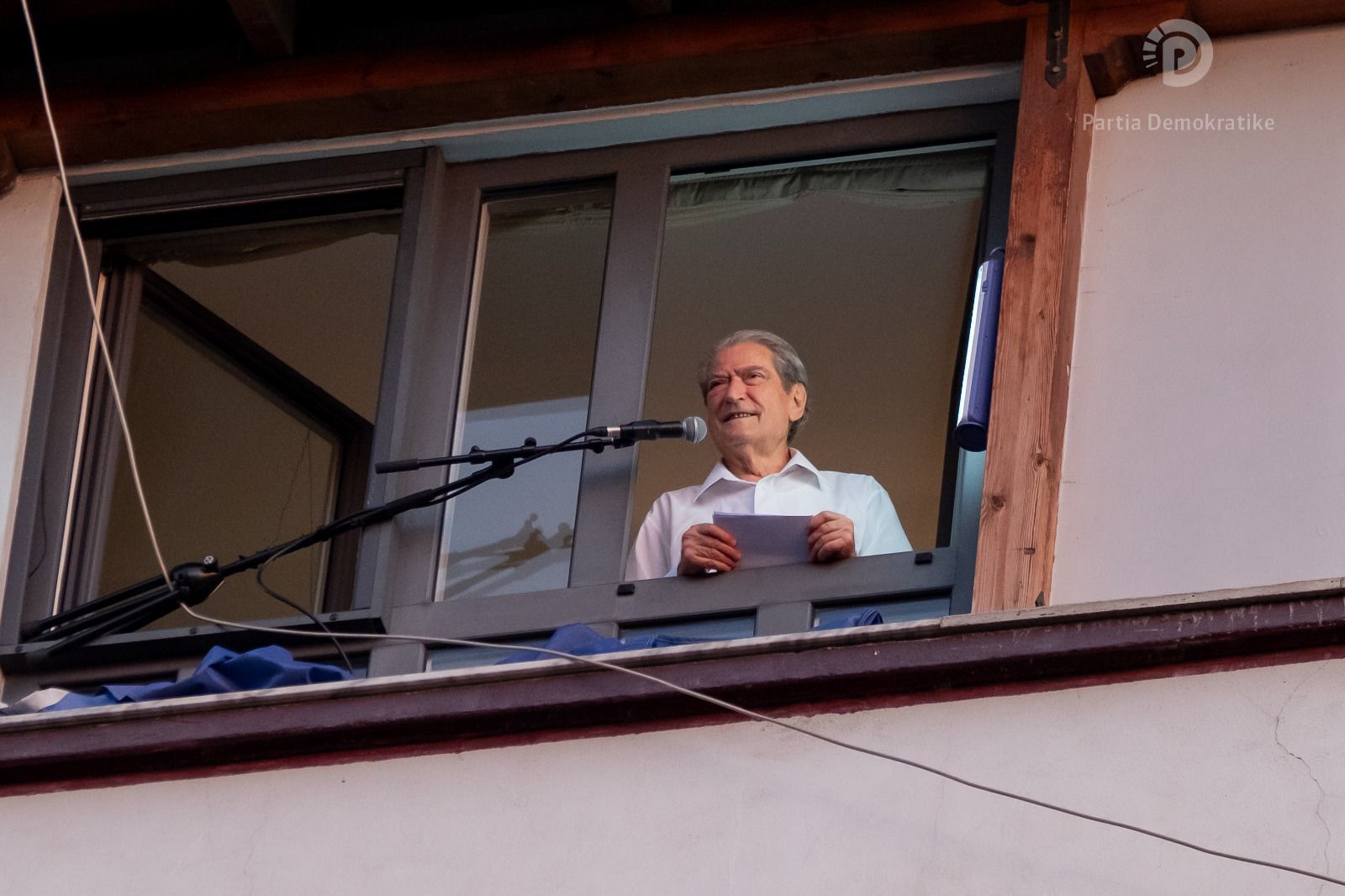 protesta e banoreve te thumanes para kuvendit berisha te ngrihemi per shpetimin e shqiperise