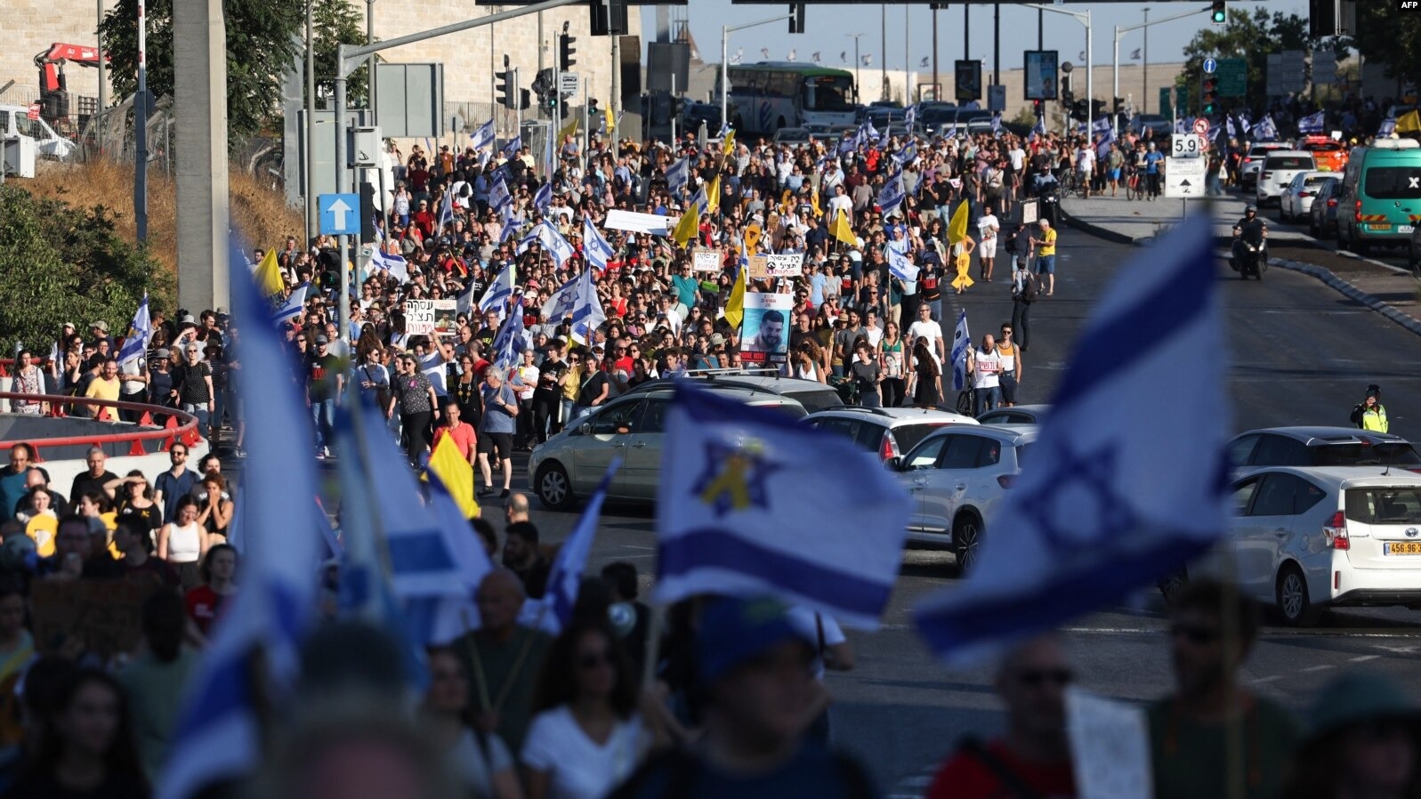 protestuesit izraelite kerkojne armepushim shtohet trysnia ndaj kryeministrit netanyahu sindikatat thirrje per greve