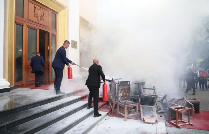 shenje proteste per burgosjen e salianjit birn pas nje paqeje te shkurter kuvendi rikthehet ne arene tensioni