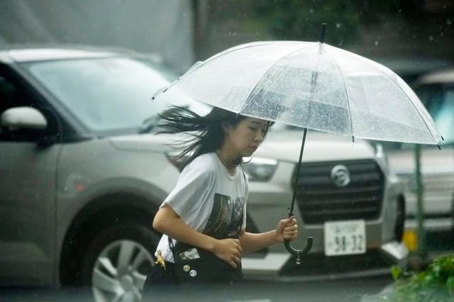 Tajfuni Shanshan dobësohet në stuhi, ndërsa shirat vazhdojnë të godasin Japoninë